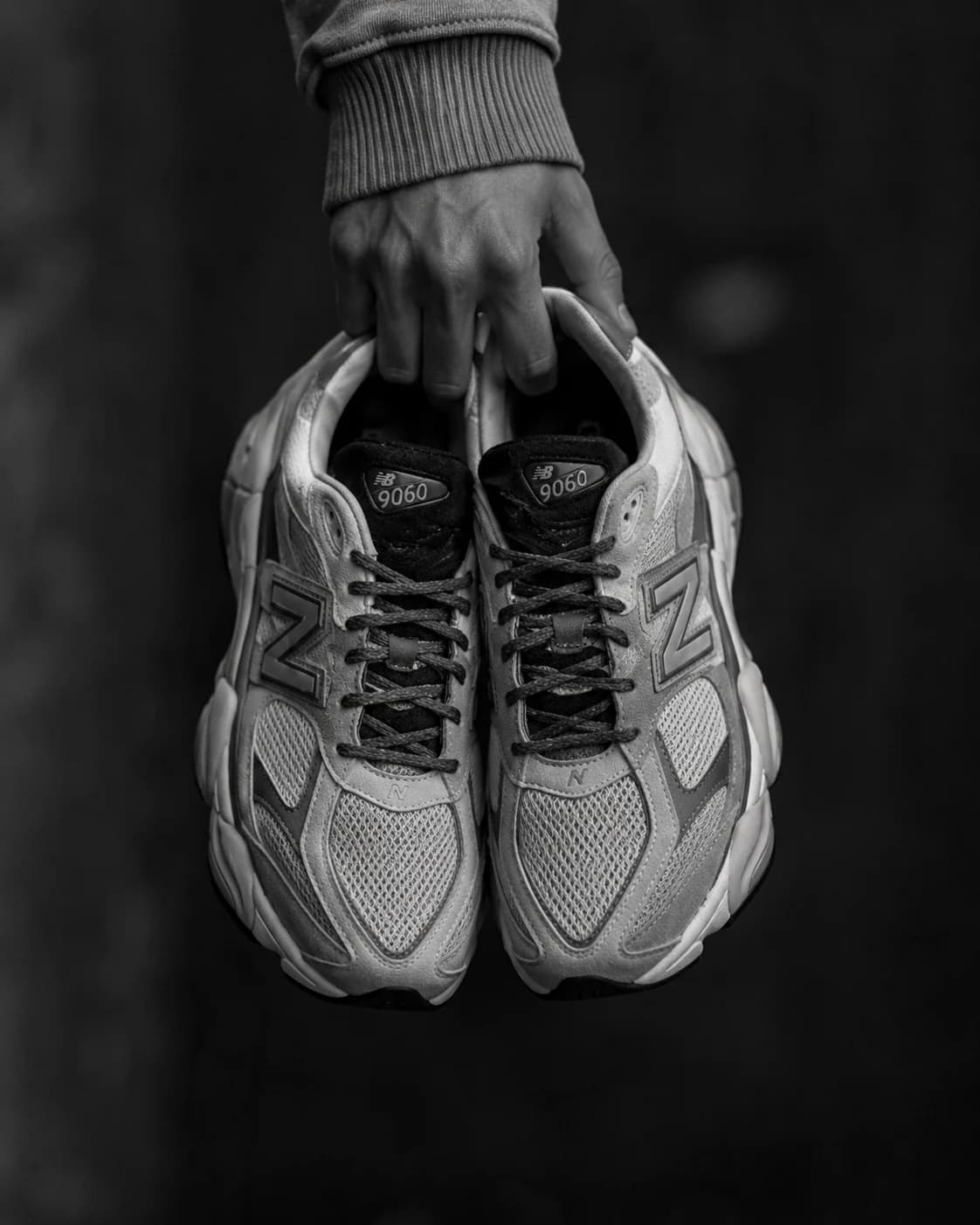 Кросівки New Balance 9060 у руці